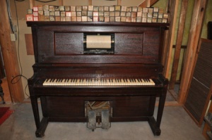 1918%20Hammond%20Player%20Piano%20with%20Many%20Rolls%20of%20Music